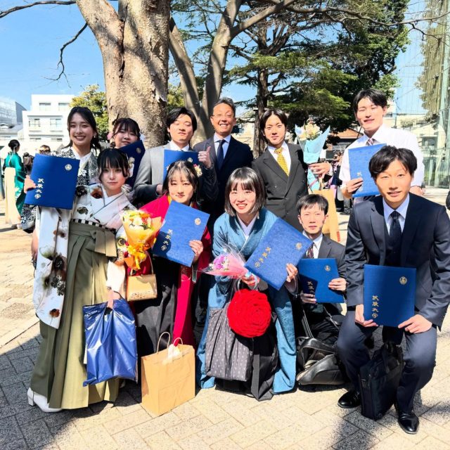 #卒業式 でした。ことしのゼミはみんなで競い合って、楽しく映像制作に取り組んで、例年より多くの作品を制作してくれました。みんな大きく羽ばたいてほしいです。またね。#武蔵大学　#ニュースの卵