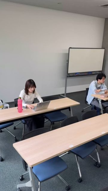 #ジャーナリズム論 のゲストスピーカーに朝日新聞やBuzzFeedで仕事をしてきた貫洞欣寛さんに来ていただき、専門の中東問題についてお話を聞きました。

特に #ガザ 情勢などは、なかなかニュースでも、歴史的経を踏まえ、まとめて伝えられることはありません。その結果、わからないから関心下がる → ニュースの扱い減る → さらに関心下がる…という「負のスパイラル」が報道で起きています。

今日はその悪循環を受講生だけでも解消する一歩にと「いまさら聞けない」パレスチナの歴史やイスラエルの成り立ちについて教えていただきました。数人の熱心な学生さんとの延長戦もあり、濃密な時間でした。ありがとうございました。　#武蔵大学