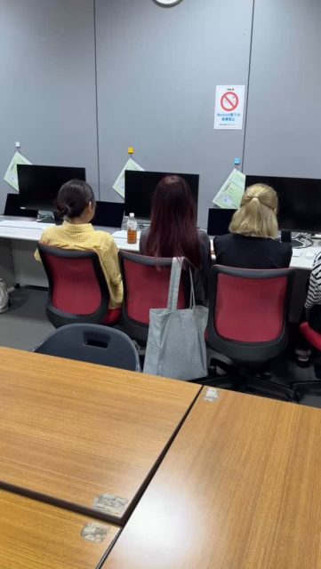 2025年秋学期はいつものゼミに加えて #cm制作 も担当。

クラスの子の髪が赤青黄金茶黒と #色とりどり で信号みたいなんで撮ってみた。

#武蔵大学