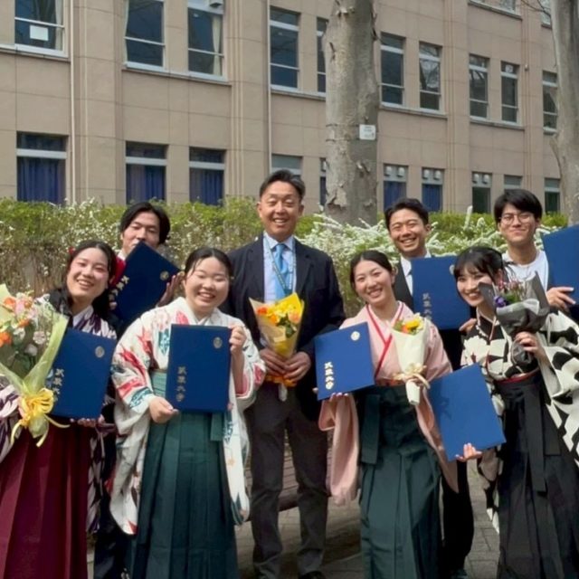 きのうは卒業式でした。５人が旅立ち、留学などで海外に行っていた２人が見送るこじんまりとした送別でした。この代は、もともと個人での企画や取材が多い中で、いろいろなコラボを思いつき、撮影などを助け合うなど、「良いケミストリー」をたくさん見せてくれました。 #ファクトチェック の #MediaWise のようなショート動画 にも挑戦してくれました。おつかれさま。このうち4人が制作した卒業制作の作品は、これから順番に「 #ニュースの卵 」で紹介していきます。